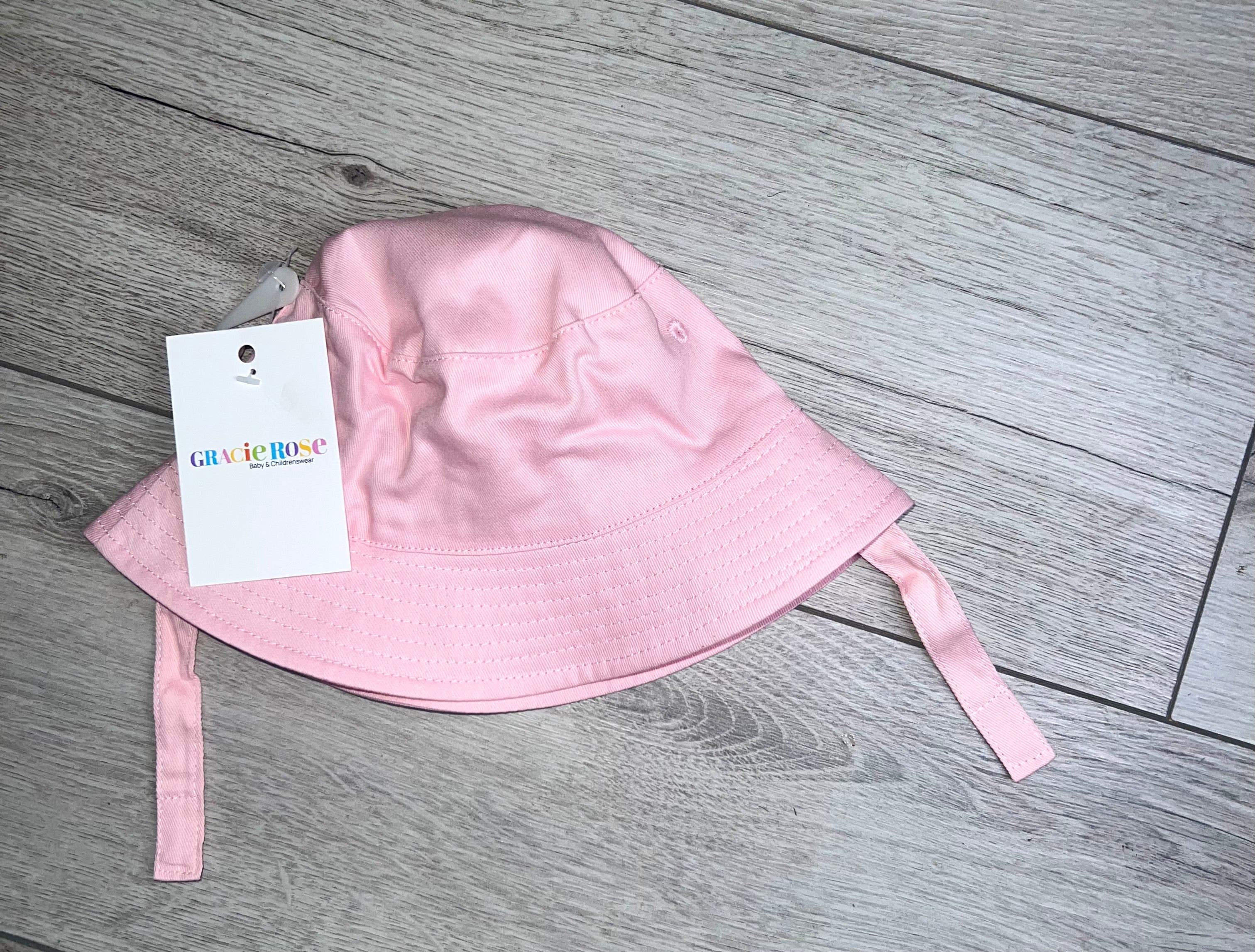 Summer hat with straps